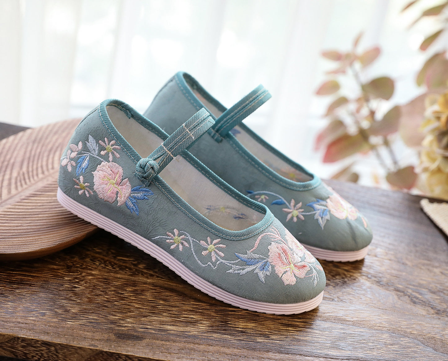 Chinese Style Round Head Embroidered Female Flat Cloth Shoes