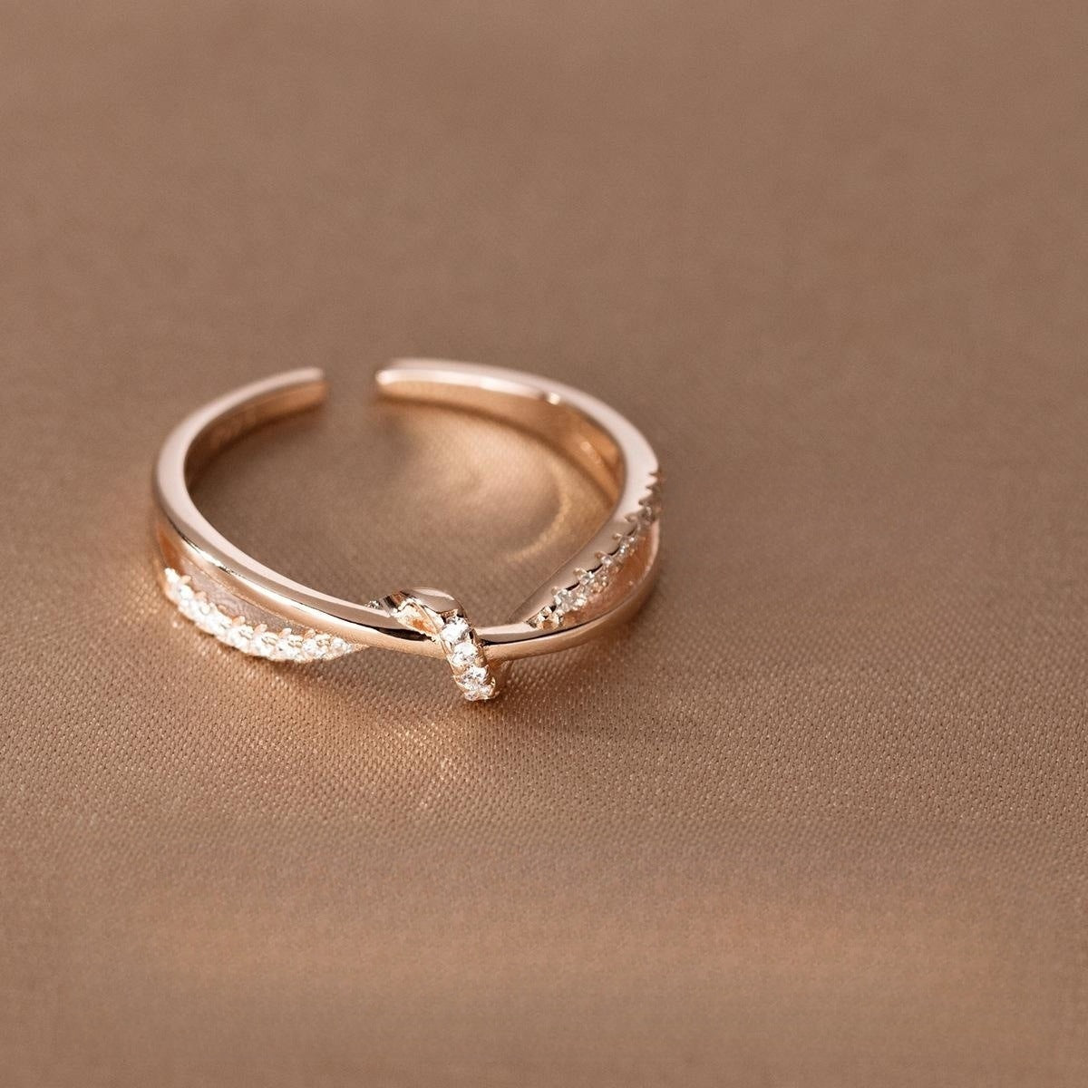 Hollow Double-layer Winding Knotted Ring