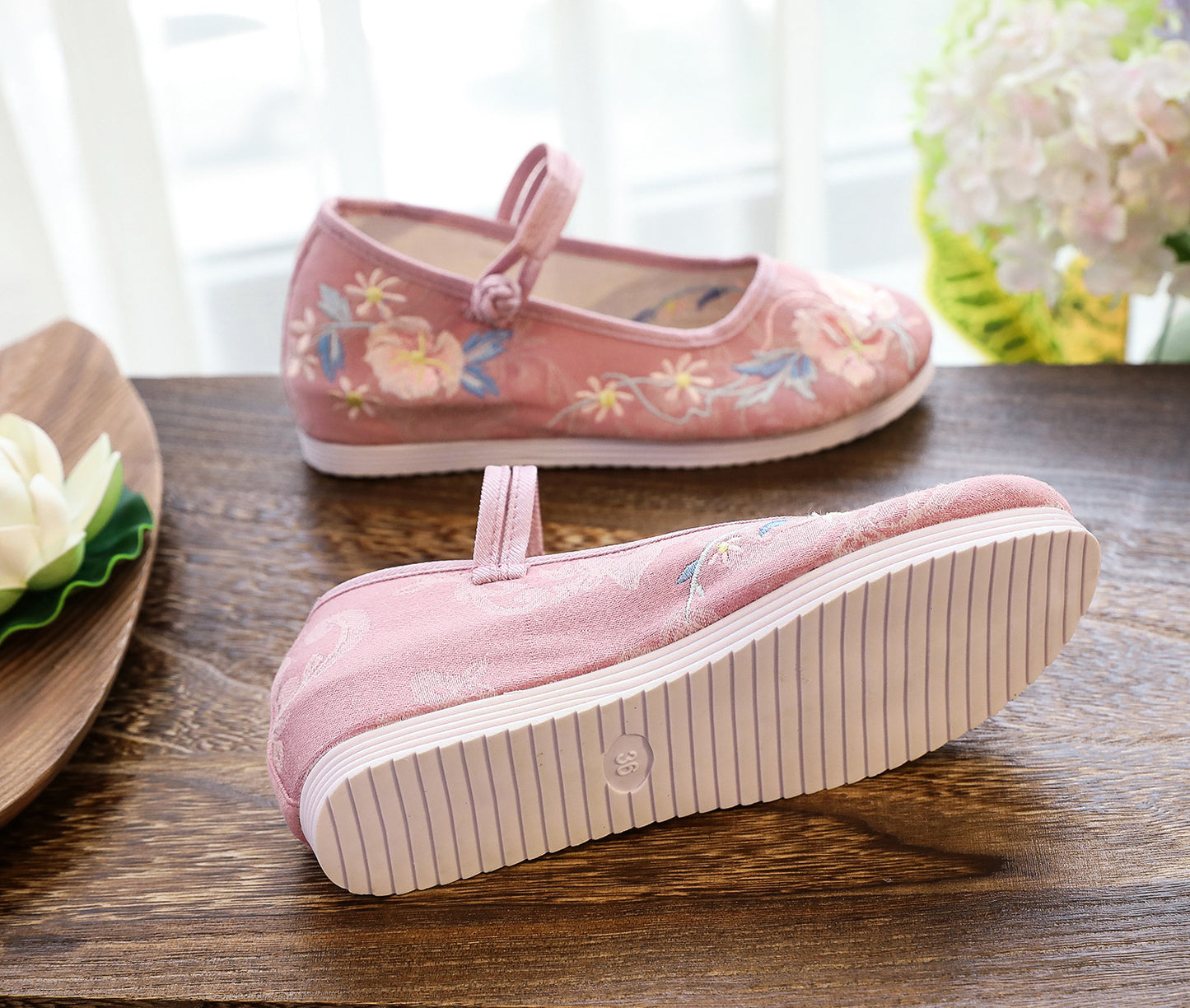 Chinese Style Round Head Embroidered Female Flat Cloth Shoes